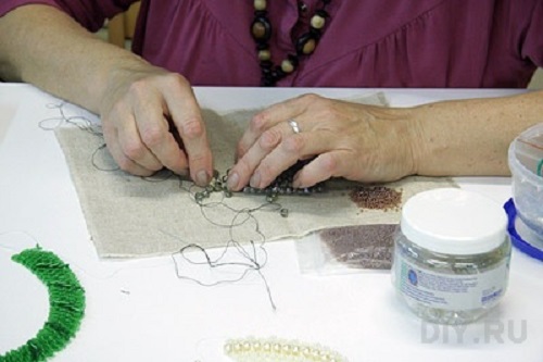 Как оформить рабочее место для плетения бисером