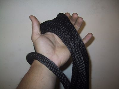 Подтягивания на одной руке с веревкой