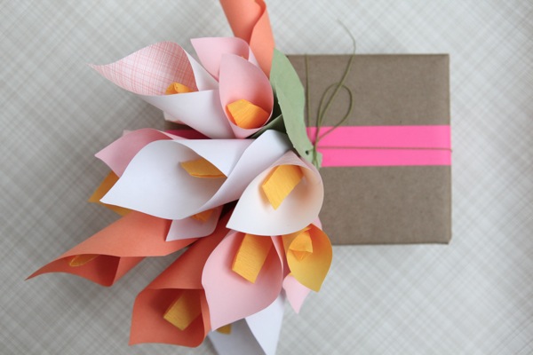 Как сделать необычный подарок своими руками? Упаковка с лилиями